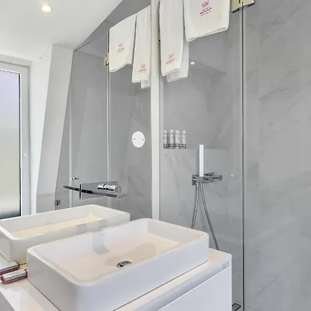 Les Deux Mariettes & *